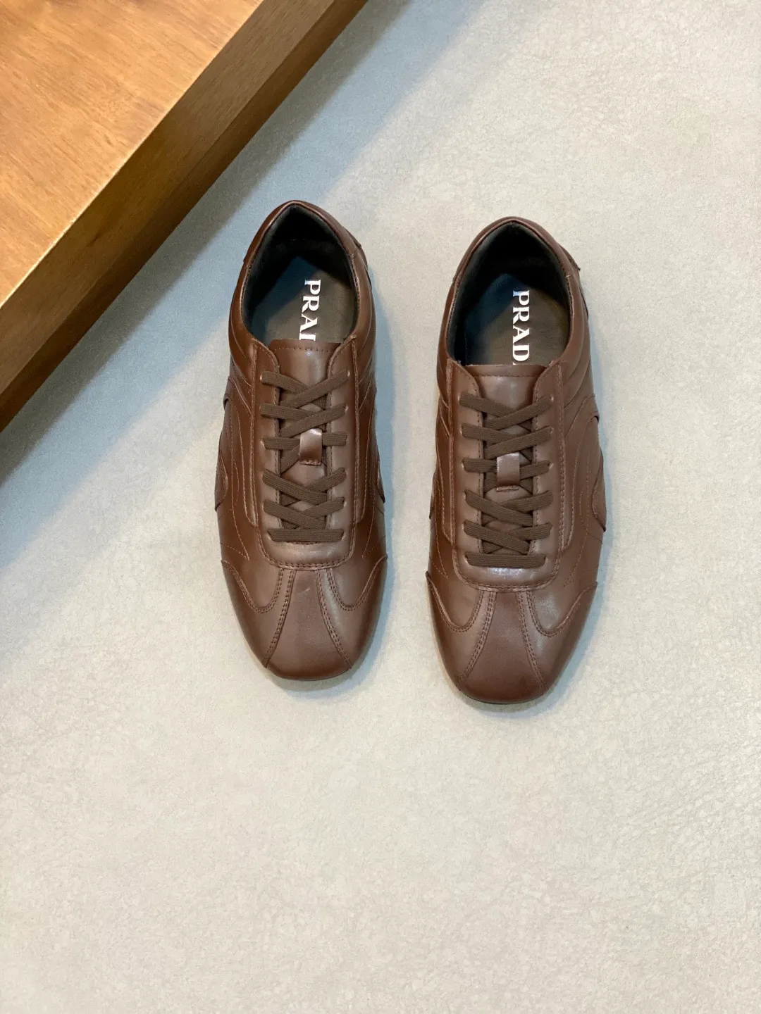 Men's Men's Shoes 💰800 Prada/Prada Men's Leather Casual Sports Shoes, a hot product made in Guangzhou! Made of imported calfskin splicing upper, three-dimensional geometric segmentation, precision manufacturing, uniform stitching, leather texture at a glance, multi-color splicing, fashionable and generous, soft, comfortable and breathable, decorated with PRADA letter logo on the outside, classic letter logo on the tongue, fabric strap on the heel, P family's classic sports shoe type, with fabric lining, silver logo cowhide foot pads, and P family's exclusive rubber outsole. The details are carefully crafted, making it a versatile item for travel! Comes with original box and dust bag! Multiple colors available! Size: 39-40-41-42-43-44 standard leather shoe size (38, 45 customized ¥)